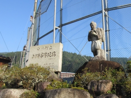 小・中学校跡の金次郎_a0203003_18141842.jpg