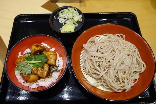 298杯目:富士そば三光町店でミニ蒲焼風炭火焼き鳥丼セット_f0339637_22124117.jpg