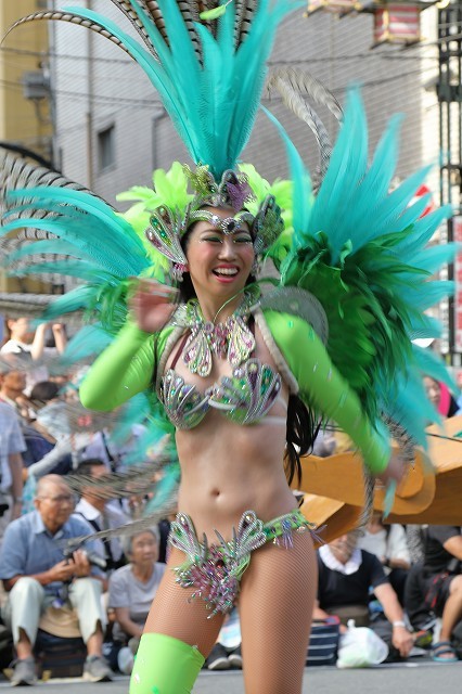 華やかなサンバ美女の笑顔 浅草サンバカーニバル 旅プラスの日記