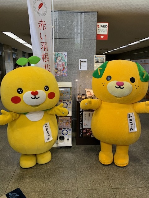 ゆるキャラ缶バッジがもらえる 赤い羽根共同募金箱 ガチャポン型募金箱 の設置について 愛媛県職員ブログ