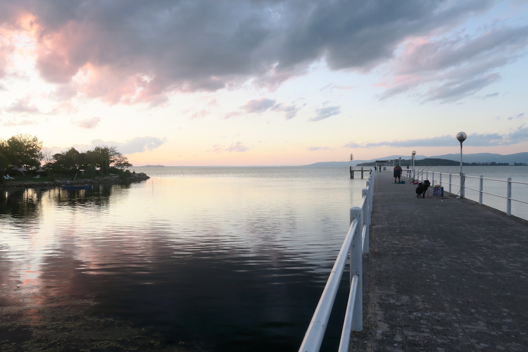 湖の夕雲と猫と白い月、トラジメーノ湖_f0234936_529273.jpg