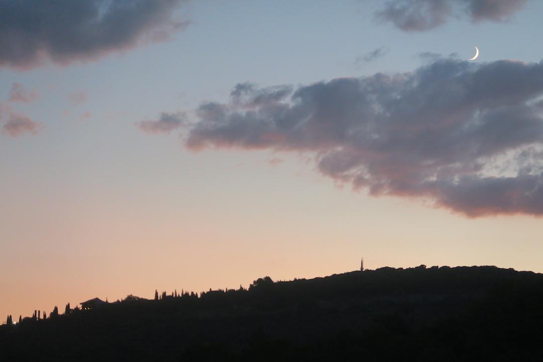 湖の夕雲と猫と白い月、トラジメーノ湖_f0234936_538374.jpg