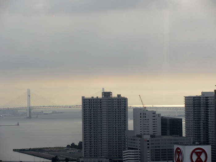 ラウンジでモーニングフルーツ【横浜ベイシェラトン】_b0009849_10121551.jpg