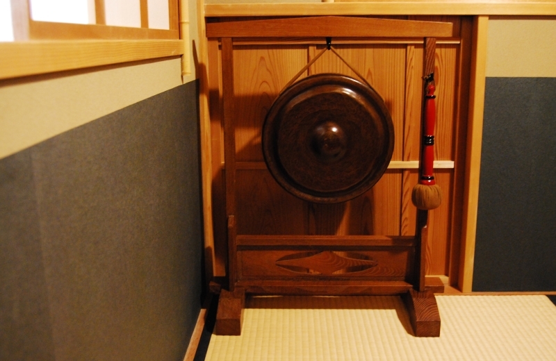 小間の銅鑼=音を味わう・音で合図する・音で判断する : 懐石椿 小間の銅鑼=音を味わう・音で合図する・音で判断する : 懐石椿