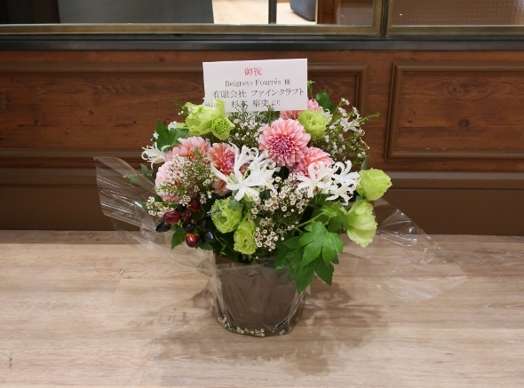 ベニエフレェ店にお祝いのお花をいただきました。_c0227633_23002409.jpg