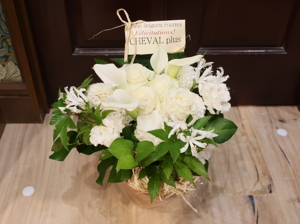 ベニエフレェ店にお祝いのお花をいただきました。_c0227633_23020821.jpg