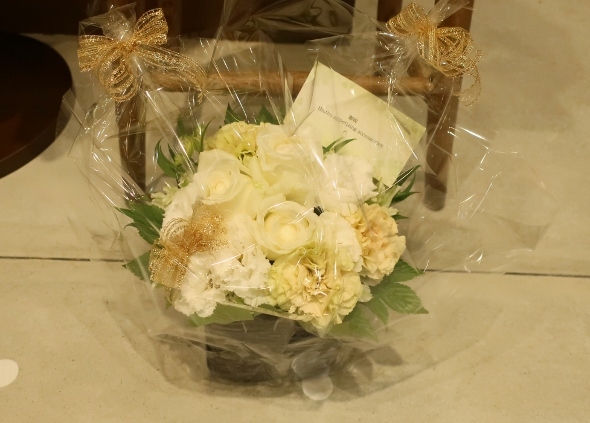 ベニエフレェ店にお祝いのお花をいただきました。_c0227633_23022046.jpg
