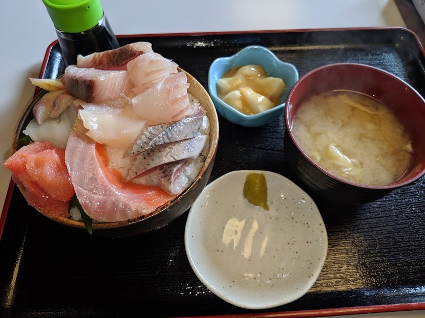 ちょび丸さんで海鮮丼（千歳市東郊2）_f0397261_07341499.jpg