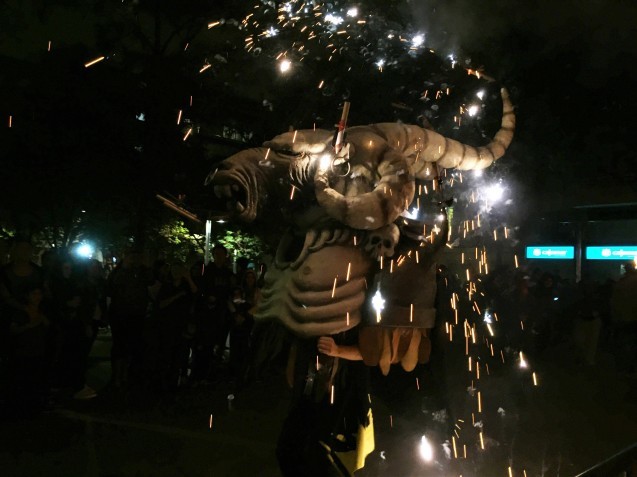 Las Corts地区の火祭り correfoc_b0064411_07542805.jpg