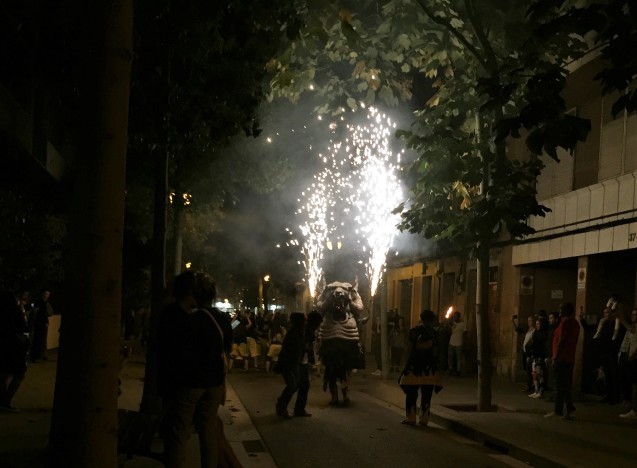 Las Corts地区の火祭り correfoc_b0064411_07543059.jpg