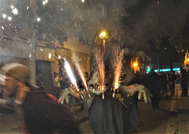 Las Corts地区の火祭り correfoc_b0064411_07543230.jpg