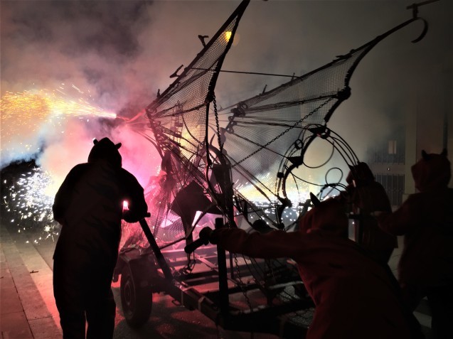 Las Corts地区の火祭り correfoc_b0064411_08003411.jpg