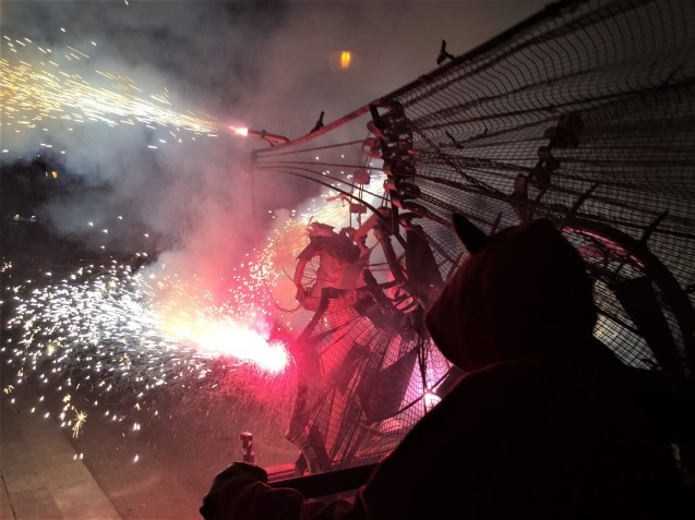 Las Corts地区の火祭り correfoc_b0064411_08003426.jpg