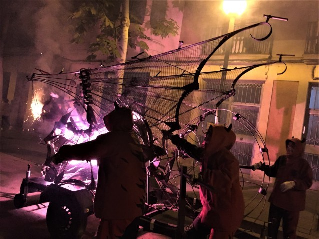 Las Corts地区の火祭り correfoc_b0064411_08003516.jpg