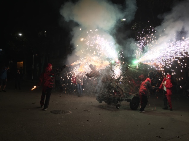 Las Corts地区の火祭り correfoc_b0064411_08050352.jpg