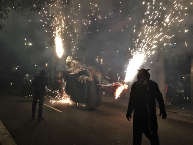 Las Corts地区の火祭り correfoc_b0064411_08050411.jpg