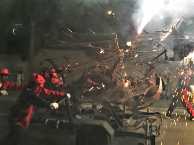 Las Corts地区の火祭り correfoc_b0064411_08050546.jpg