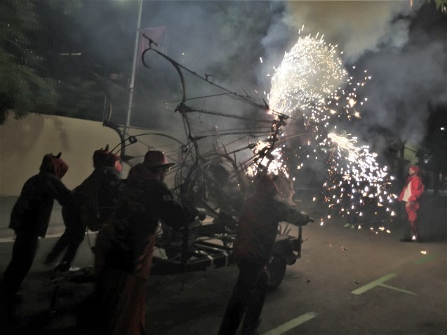 Las Corts地区の火祭り correfoc_b0064411_08050680.jpg