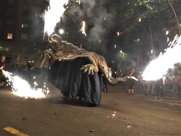 Las Corts地区の火祭り correfoc_b0064411_08050762.jpg