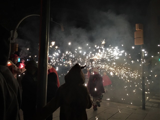 Las Corts地区の火祭り correfoc_b0064411_08092551.jpg