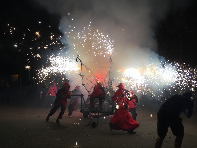 Las Corts地区の火祭り correfoc_b0064411_08092619.jpg
