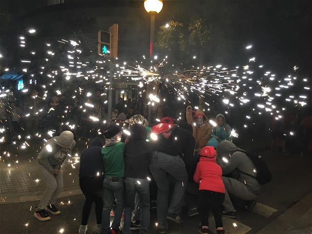 Las Corts地区の火祭り correfoc_b0064411_08092625.jpg