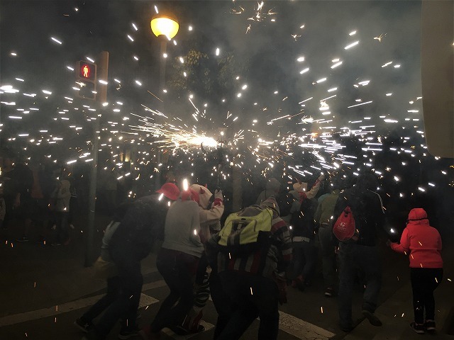 Las Corts地区の火祭り correfoc_b0064411_08092632.jpg