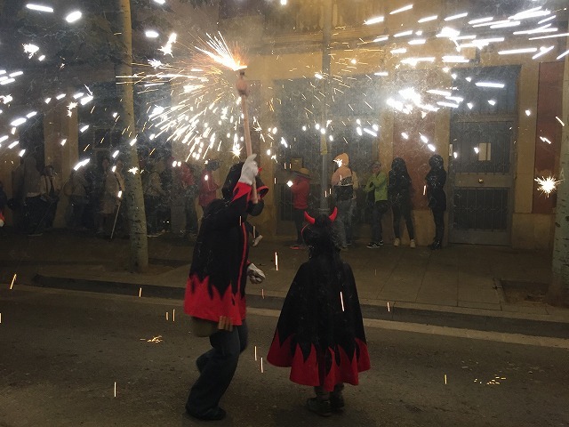 Las Corts地区の火祭り correfoc_b0064411_08154250.jpg