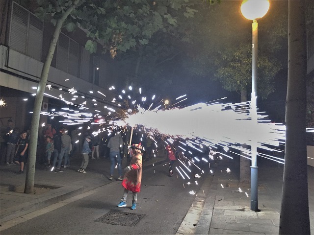 Las Corts地区の火祭り correfoc_b0064411_08154305.jpg