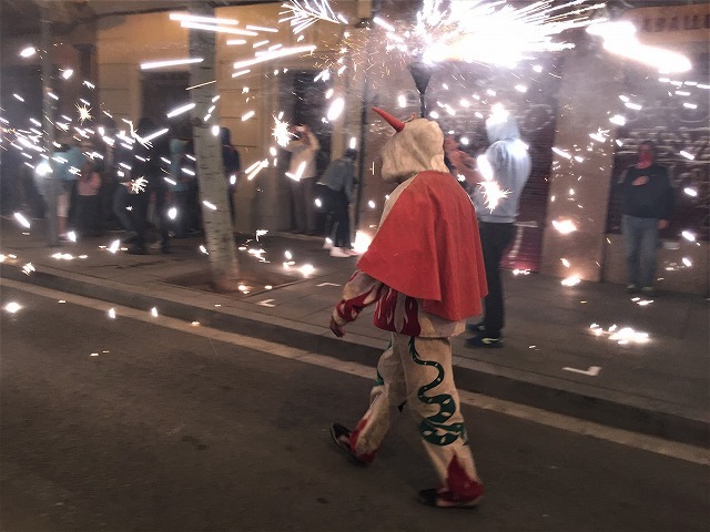 Las Corts地区の火祭り correfoc_b0064411_08154373.jpg
