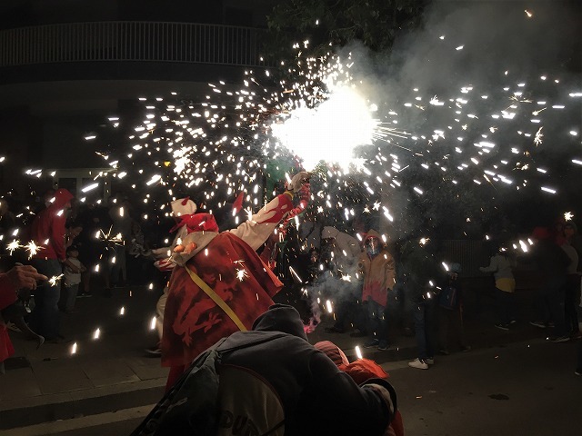 Las Corts地区の火祭り correfoc_b0064411_08154388.jpg
