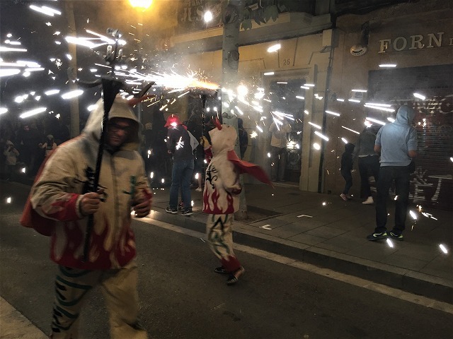Las Corts地区の火祭り correfoc_b0064411_08154453.jpg
