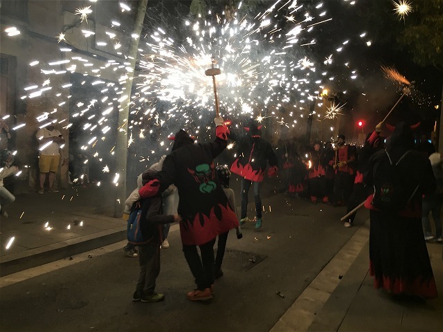 Las Corts地区の火祭り correfoc_b0064411_08154497.jpg