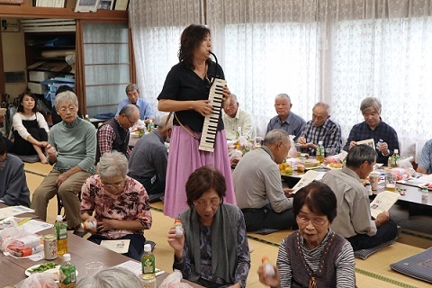 城地区敬老会に音楽をお届けです_e0040673_17475882.jpg