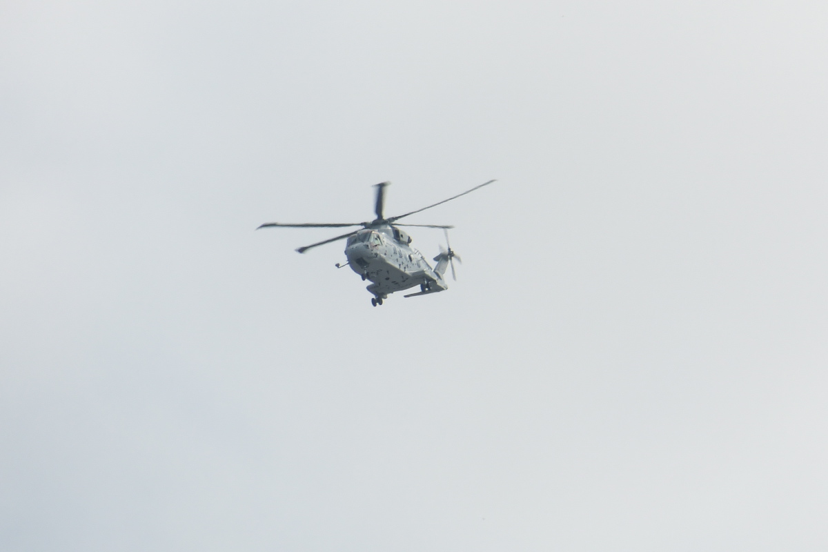 観艦式絡み?でMCH-101が2機飛来_d0137627_23120059.jpg