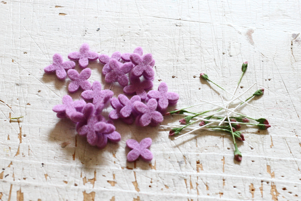ミニサイズのフェルトのお花を作っています_e0333647_15143405.jpg