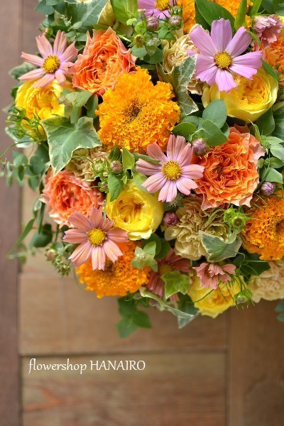 退院のお祝いにコスモス オレンジキャンパス を使ったフラワーアレンジメント 花色 あなたの好きなお花屋さんになりたい