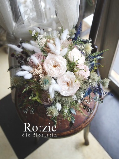 19 10 7 ナチュラルシックなウェディングブーケ プリザーブドフラワー クラッチブーケ Ro Zic Die Floristin 19 10 7 ナチュラルシックなウェディングブーケ プリザーブドフラワー クラッチブーケ Ro Zic Die Floristin