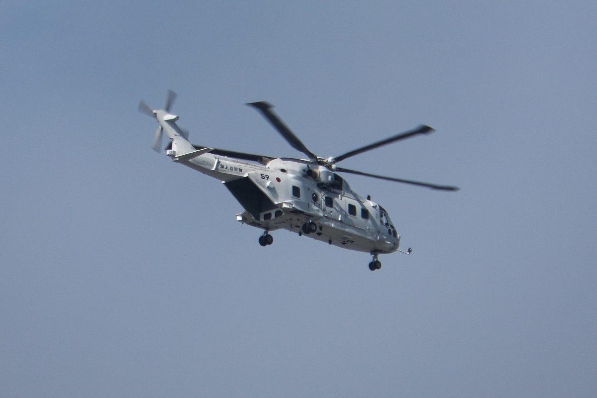観艦式絡み?でMCH-101が2機飛来_d0137627_20411659.jpg