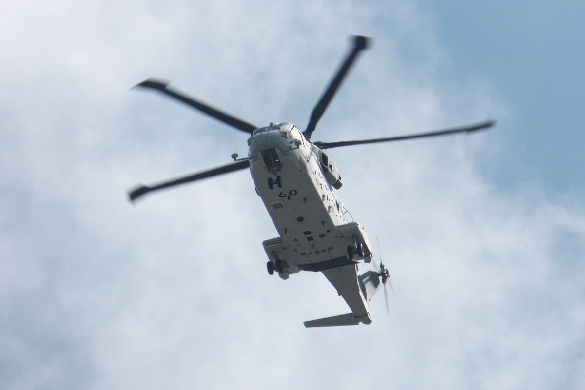 観艦式絡み?でMCH-101が2機飛来_d0137627_20450152.jpg