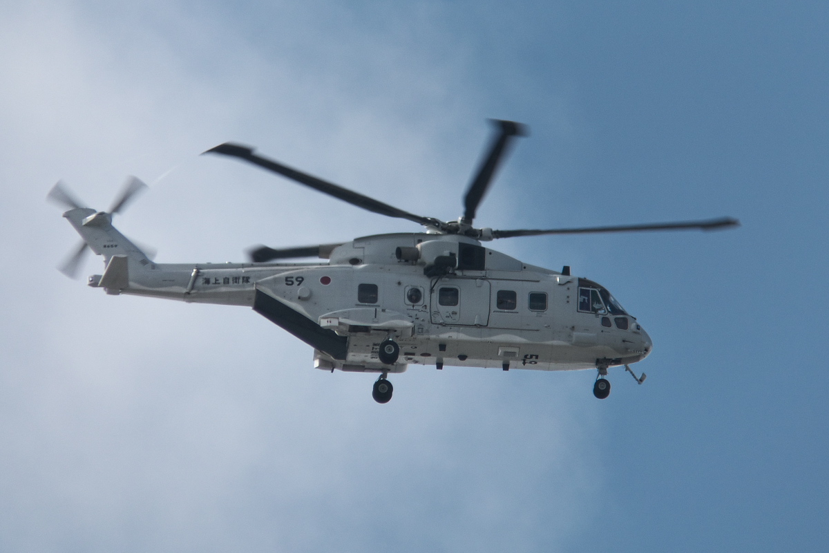 観艦式絡み?でMCH-101が2機飛来_d0137627_20491890.jpg