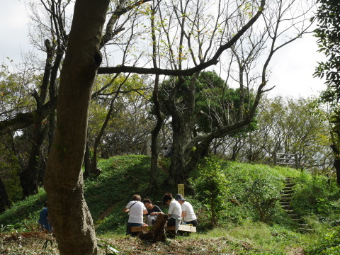 展望台に親子連れ&山ツツジも狂い咲き:10・10六国見山_c0014967_17324488.jpg