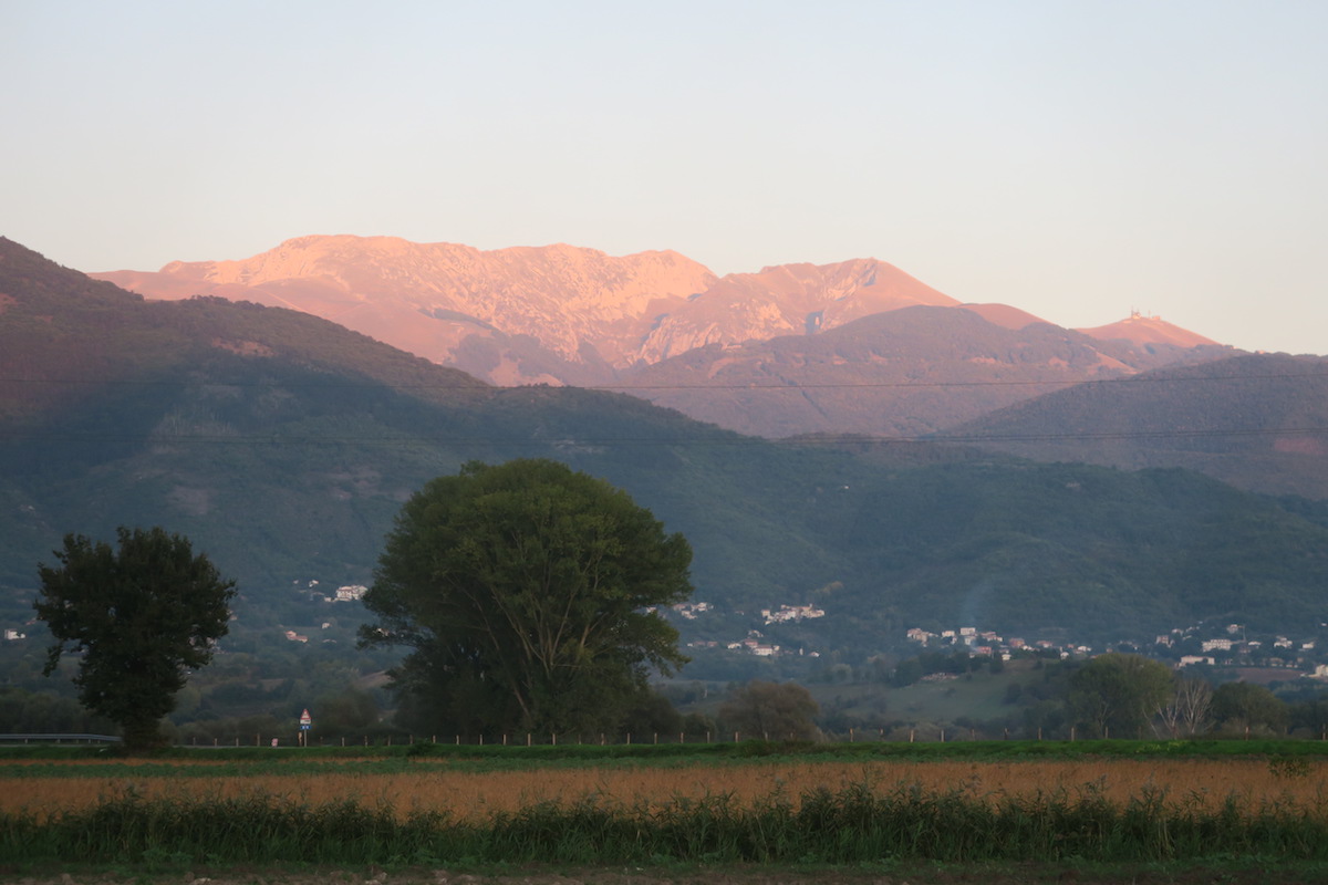 夕空に月うつくしいテルミニッロ山_f0234936_8182814.jpg