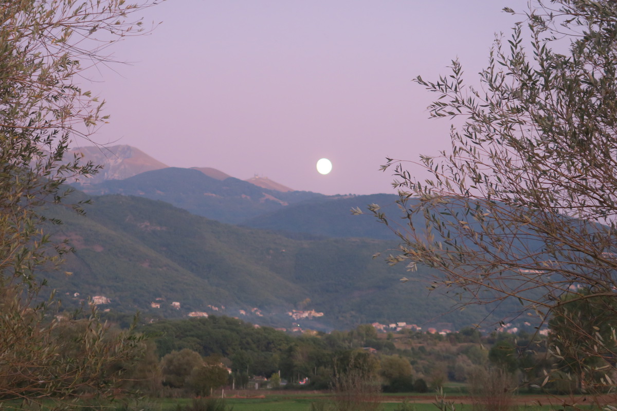 夕空に月うつくしいテルミニッロ山_f0234936_820929.jpg