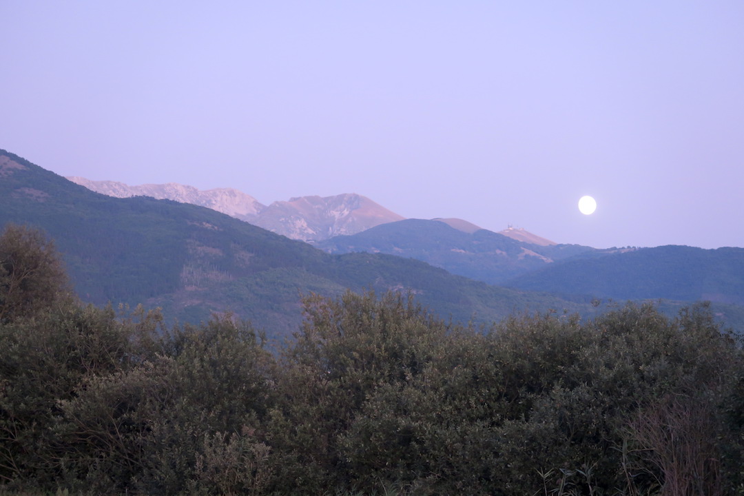 夕空に月うつくしいテルミニッロ山_f0234936_8253634.jpg