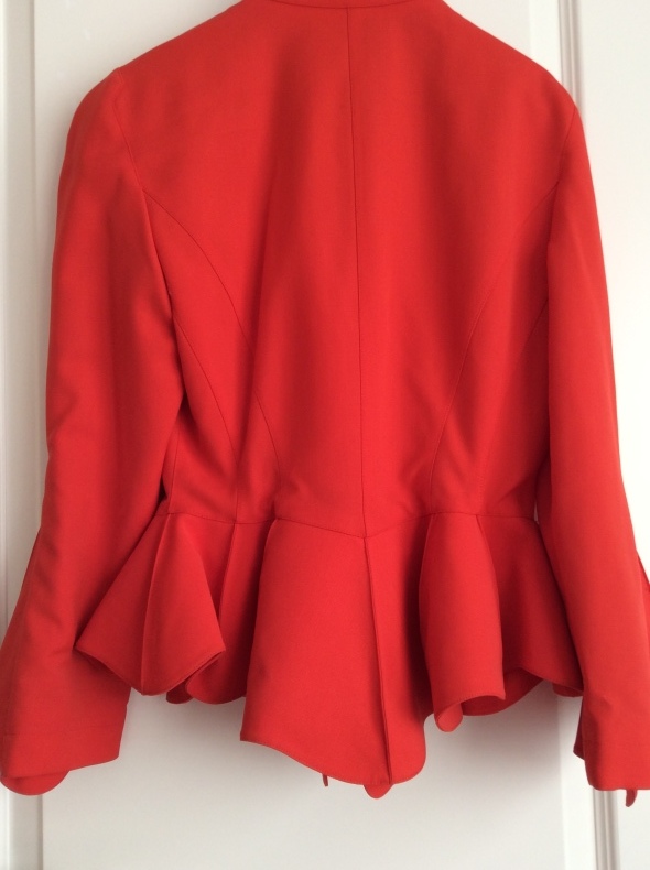 ミュグレーの構築的なデザインの服_f0380954_18344290.jpeg
