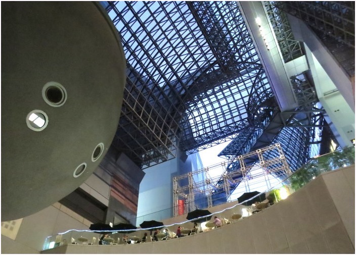 < 京都駅 >_c0036080_14511546.jpg