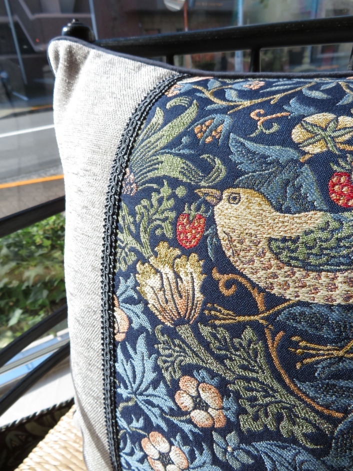 モリス 『いちご泥棒』クッション ウィリアムモリス正規販売店のブライト_c0157866_20082441.jpg