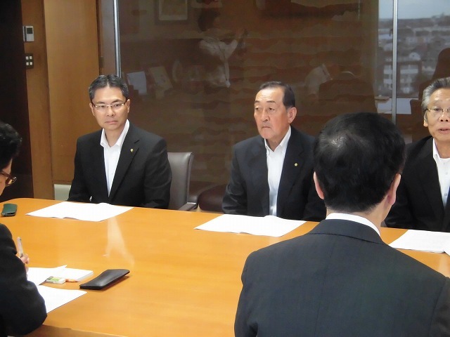 友好4会派で、小長井市長に「令和2年度予算編成に向けての要望書」を提出_f0141310_07592386.jpg