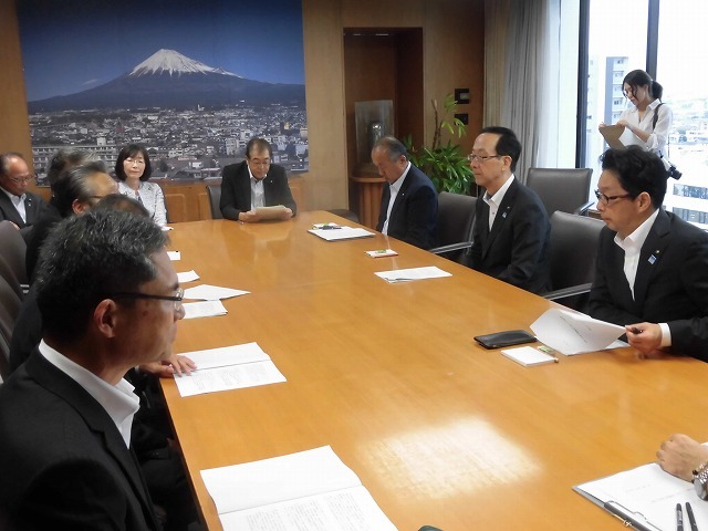 友好4会派で、小長井市長に「令和2年度予算編成に向けての要望書」を提出_f0141310_07592907.jpg